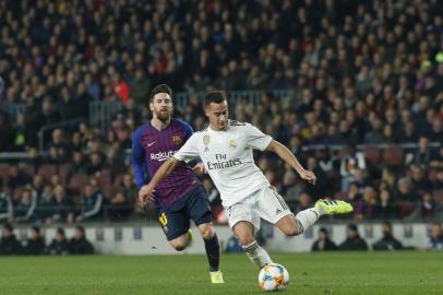 Barcelonas Argentinian forward Lionel Messi (L) vies for the ball with Real Madrids Spanish midfielder Lucas Vazquez during the Spanish Copa del Rey (Kings Cup) semi-final first leg football match between FC Barcelona and Real Madrid CF at the Camp Nou stadium in Barcelona on February 6, 2019. (Photo by Pau Barrena / AFP)