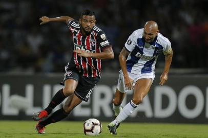 Brazils Sao Paulo FC defender Reinaldo (L) vies for the ball with Argentinas Talleres midfielder Pablo Guinazu during their Copa Libertadores football match at Mario Alberto Kempes Stadium in Cordoba, Argentina on February 6, 2019. (Photo by DIEGO LIMA / AFP)