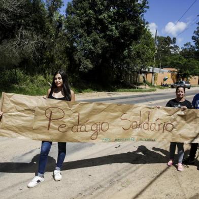  PORTO ALEGRE, RS, BRASIL, 05-02-2019: Estudantes em férias e professora da Escola Estadual General Neto realizam pedágio para manutenção da instituição, no bairro Lageado. (Foto: Mateus Bruxel / Agência RBS)