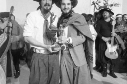  Davi Menezes (cantor) e Mauro Ferreira (autor), segundo lugar com Morocha.4ª Coxilha Nativista, no Ginásio Municipal de Cruz Alta.O festival de música nativista ocorreu de 20/07 a 30/07/1984 e teve como vencedor Elton Saldanha, com Polca de Relação.Em segundo lugar ficou Morocha, de Mauro e Roberto Ferreira, que recebeu também o prêmio de música mais popular. Cantada por Davi Menezes, que ganhou o prêmio de melhor intérprete.-#ENVELOPE: 23818