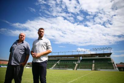  SANTA CRUZ DO SUL, RS, BRASIL, 23-03-2018. Avenida se prepara para o próximo jogo pelo campeonato gaúcho. Foto: Jair Eich, presidente do Avenida camisa azul, e Guilherme Eich, vice de futebol do Avenida camisa branca (LAURO ALVES/AGÊNCIA RBS)