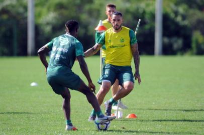  CAXIAS DO SUL, RS, BRASIL, 04/02/2019. Treino do Juventude no CT. O Ju se prepara para a estreia na Copa do Brasil 2019, contra o Palmas, em Tocantins. Na foto, atacanate Brian Rodríguez (D). (Porthus Junior/Agência RBS)Indexador: Felipe Nyland                   