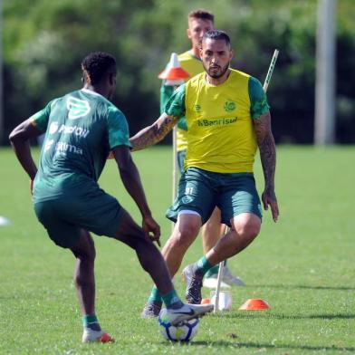  CAXIAS DO SUL, RS, BRASIL, 04/02/2019. Treino do Juventude no CT. O Ju se prepara para a estreia na Copa do Brasil 2019, contra o Palmas, em Tocantins. Na foto, atacanate Brian Rodríguez (D). (Porthus Junior/Agência RBS)Indexador: Felipe Nyland                   