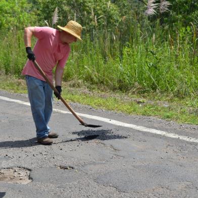 Moradores ajudam prefeitura de Cotiporã a tapar buracos na ERS-359