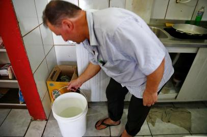  CACHOEIRINHA, RS, BRASIL, 07/02/2019- Bairro Parque da Matriz em Cachoeirinha esteve 3 dias sem água. Na foto- Odemar Fabris, empresário dono de restaurante, buscou água em Porto Alegre. (FOTOGRAFO: FÉLIX ZUCCO / AGENCIA RBS)