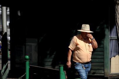  CAXIAS DO SUL, RS, BRASIL, 06/02/2019Céu azul com poucas nuvens na manhã de quarta em Caxias. O termômetros na praça Dante marcaram média de 21 º. (Lucas Amorelli/Agência RBS)