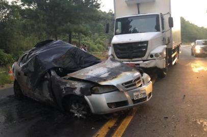 Acidente com dois mortos na Rota do sol, km 155, próximo a Fazenda Souza. Carro pegou fogo e dois ocupantes morreram. 