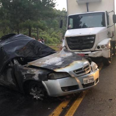 Acidente com dois mortos na Rota do sol, km 155, próximo a Fazenda Souza. Carro pegou fogo e dois ocupantes morreram. 