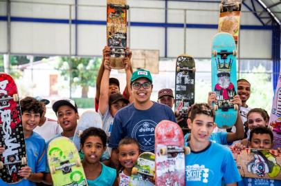  VIAMÃO, RS - 07/02/2019 - Bruno da Rosa Correia Oliveira, 22 anos, morador do bairro São Tomé, em Viamão, é um dos coordenadores do projeto Skate na Comunidade e comemora a profissionalização do esporte. Ele agora dá aulas a crianças em situação de vulnerabilidade social do Instituto Novo Amanhã.   (OMAR FREITAS / AGÊNCIA RBS)