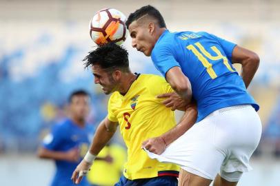 Ecuadors Leonardo Campana (L) vies for the ball with Brazils Walce (R) during their South American U-20 football match at El Teniente stadium in Rancagua, Chile on February 7, 2019. (Photo by CLAUDIO REYES / AFP)