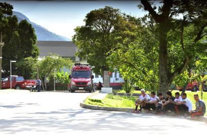 IncÃªndio deixa mortos e feridos no Centro de Treinamento do Flamengo no Rio.RIO DE JANEIRO,RJ,08.02.2019:INCÃNDIO-CT-FLAMENGO - IncÃªndio deixa 10 mortos e trÃªs pessoas feridas no Centro de Treinamento Presidente George Helal, conhecido como Ninho do Urubu, em Vargem Grande, Zona Oeste do Rio de Janeiro (RJ), na madrugada desta sexta-feira (8). Os bombeiros foram acionados por volta das 5h. De acordo com os bombeiros, entre os feridos hÃ¡ uma pessoa em estado grave. Os mortos ainda nÃ£o foram identificados. (Foto: Dhavid Normando/Futura Press/Folhapress) 