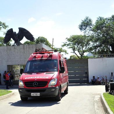 IncÃªndio deixa mortos e feridos no Centro de Treinamento do Flamengo no Rio.RIO DE JANEIRO,RJ,08.02.2019:INCÃNDIO-CT-FLAMENGO - IncÃªndio deixa 10 mortos e trÃªs pessoas feridas no Centro de Treinamento Presidente George Helal, conhecido como Ninho do Urubu, em Vargem Grande, Zona Oeste do Rio de Janeiro (RJ), na madrugada desta sexta-feira (8). Os bombeiros foram acionados por volta das 5h. De acordo com os bombeiros, entre os feridos hÃ¡ uma pessoa em estado grave. Os mortos ainda nÃ£o foram identificados. (Foto: Dhavid Normando/Futura Press/Folhapress) 