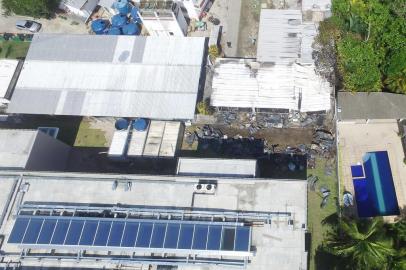 IncÃªndio deixa mortos e feridos no Centro de Treinamento do Flamengo no Rio.RIO DE JANEIRO,RJ,08.02.2019:INCÃNDIO-CT-FLAMENGO - IncÃªndio deixa 10 mortos e trÃªs pessoas feridas no Centro de Treinamento Presidente George Helal, conhecido como Ninho do Urubu, em Vargem Grande, Zona Oeste do Rio de Janeiro (RJ), na madrugada desta sexta-feira (8). Os bombeiros foram acionados por volta das 5h. De acordo com os bombeiros, entre os feridos hÃ¡ uma pessoa em estado grave. Os mortos ainda nÃ£o foram identificados. (Foto: Dhavid Normando/Futura Press/Folhapress) 