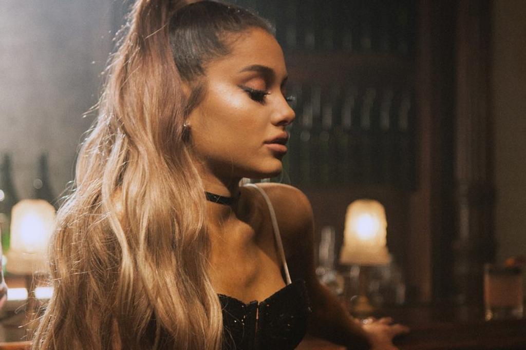 Ariana Grande faz tatuagem em japonês e erra (duas vezes)