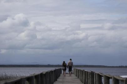  PINHAL, RS, BRASIL - Lagoa da Rondinha. Na foto, Case: Edson Peres e Yanca Fogaça, namorados que estão hospedados em Pinhal.JEFFERSON BOTEGA/AGÊNCIA RBS