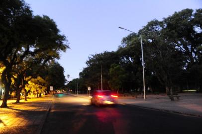  PORTO ALEGRE,RS,BRASIL.2019-02-07.Porto Alegre,as escuras,motivado por roubos de cabos elétricos, da rede publica de iluminação.Na foto.Rua José Bonifacio.(RONALDO BERNARDI/AGENCIA RBS).