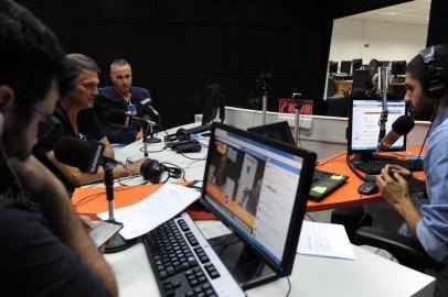  CAXIAS DO SUL, RS, BRASIL, 08/02/2019 - Programa show dos esportes na Rádio Gaúcha Serra. Apresentação de Eduardo Costa e marcelo Rocha. Convidados: Luiz Carlos Winck, técnico do Juventude, e Zé Carlos, auxiliar técnico. (Marcelo Casagrande/Agência RBS)