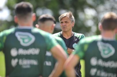  CAXIAS DO SUL, RS, BRASIL, 08/02/2019. Treino do Juventude que encara o Internacional neste domingo pelo campeonato gaúcho. Na foto, técnico Luiz Carlos Winck. (Porthus Junior/Agência RBS)