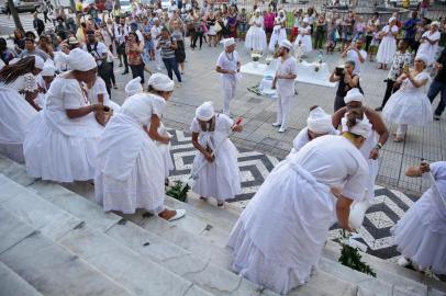  PORTO ALEGRE, RS, BRASIL, 08/02/2019: Ritual religioso, organizado pelo Babalorixá Pai Paulinho de Xoroquê, de lavagem das escadarias da Prefeitura Municipal de Porto Alegre. O evento acontece há 8 anos e reúne representantes de centros umbandistas. (CAMILA DOMINGUES/AGÊNCIA RBS)