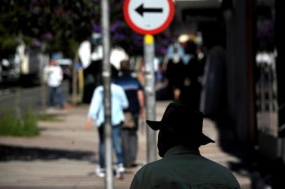  CAXIAS DO SUL, RS, BRASIL, 06/02/2019Céu azul com poucas nuvens na manhã de quarta em Caxias. O termômetros na praça Dante marcaram média de 21 º. (Lucas Amorelli/Agência RBS)