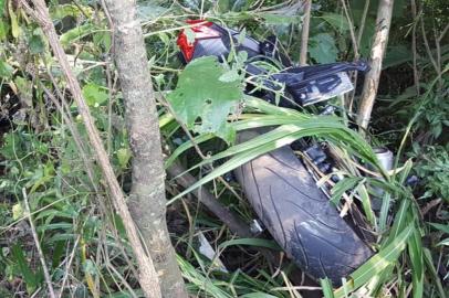  CASCA, RS, BRASIL. 09/02/2019. Motocilista morreu em acidente de trânsito na manhã deste sábado (09/02/2019_ no município de Casca, no norte do Estado. Segundo informações do Pelotão Rodoviário da Brigada Militar do município, o caso ocorreu por volta das 10h40min, no km 241 da ERS-324. (Foto: PRE/Divulgação)