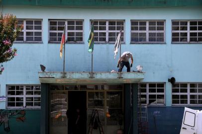  CAXIAS DO SUL, RS, BRASIL, 09/02/2019 - Cansados de esperar pelo poder público, 80 voluntários se reuniram neste sábado (9) para tornar mais agradável a volta às aulas do Instituto Estadual de Educação Cristóvão de Mendoza. O mutirão atua na área externa, capinando, limpando e pintando os pátios e brinquedos da escola. São estudantes, ex-alunos e ex-professores que tem boas lembranças de uma das escolas mais tradicionais de Caxias do Sul. (Marcelo Casagrande/Agência RBS)