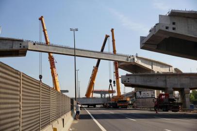  PORTO ALEGRE, RS, BRASIL, 09/02/2019: Bloqueio da Freeway entre os quilômetros 94 e 95 na manhã de sábado para instação de vigas da nova ponte do Guaíba. Interrupção no trânsito ocasionou engarrafamento na Avenida Castelo Branco, na saída de Porto Alegre. (CAMILA DOMINGUES/AGÊNCIA RBS)