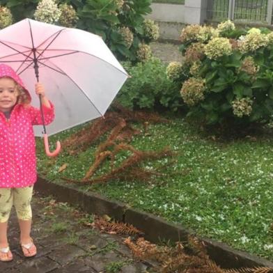 Caxias do Sul registra queda de granizo neste domingo (10)