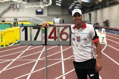  Almir Junior vence meeting em Ohio com índice para o Pan-Americano de Lima O triplista, vice-campeão mundial, fez 17,46 m em sua primeira competição da temporada pré-olímpica - a marca de qualificação para os Jogos de Lima é 16,50 m