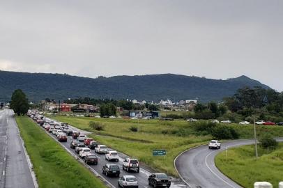 RS 030 bem congestionada no entroncamento com a Estrada do Mar (que também tem lentidão no trecho). 