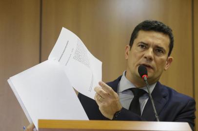 Sérgio Moro se reúne com governadores para apresentar projeto de lei anticrimeDF - LEI ANTICRIME/PROJETO/MORO - POLÍTICA - O ministro da Justiça e Segurança   Pública, Sérgio Moro, durante reunião    com governadores e secretários de   segurança, no Ministério da Justiça, em   Brasília, para apresentar o conteúdo do   projeto de lei anticrime que o governo   enviará ao Congresso Nacional, nesta   segunda-feira, 4 de fevereiro de 2019.   04/02/2019 - Foto: DIDA SAMPAIO/ESTADÃO CONTEÚDOEditoria: POLÍTICALocal: BRASÍLIAIndexador: DIDA SAMPAIOFotógrafo: ESTADÃO CONTEÚDO