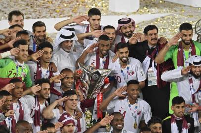  Qatars players celebrate their victory during the 2019 AFC Asian Cup final football match between Japan and Qatar at the Zayed Sports City Stadium in Abu Dhabi on February 1, 2019. (Photo by Khaled DESOUKI / AFP)Editoria: SPOLocal: Abu DhabiIndexador: KHALED DESOUKISecao: soccerFonte: AFPFotógrafo: STF