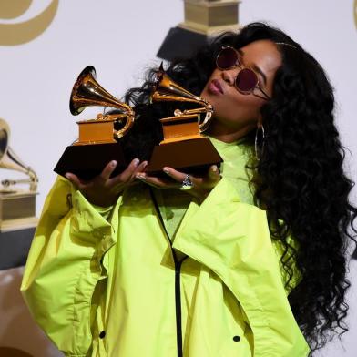 61st Annual GRAMMY Awards - Press RoomLOS ANGELES, CALIFORNIA - FEBRUARY 10: H.E.R, winner of Best R&B Performance for Best Part and winner of Best R&B Album H.E.R., poses in the press room during the 61st Annual GRAMMY Awards at Staples Center on February 10, 2019 in Los Angeles, California.   Amanda Edwards/Getty Images/AFPEditoria: ACELocal: Los AngelesIndexador: AMANDA EDWARDSSecao: FashionFonte: GETTY IMAGES NORTH AMERICAFotógrafo: STR