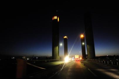  PORTO ALEGRE,RS,BRASIL.2019-02-07.Porto Alegre,as escuras,motivado por roubos de cabos elétricos, da rede publica de iluminação.Na foto.BR 290 próximo a Ponte do Guaiba.(RONALDO BERNARDI/AGENCIA RBS).