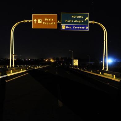  PORTO ALEGRE,RS,BRASIL.2019-02-07.Porto Alegre,as escuras,motivado por roubos de cabos elétricos, da rede publica de iluminação.Na foto.BR 448.(RONALDO BERNARDI/AGENCIA RBS).