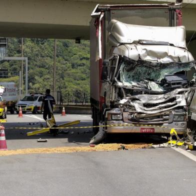 Jornalista Ricardo Boechat morre em queda de helicópteroSP - HELICÓPTERO/QUEDA/SP/BOECHAT/MORTE - GERAL - Local do acidente com o helicóptero que transportava o jornalista Ricardo Boechat, de 66 anos, que morreu na queda da aeronave no quilômetro 7 do   Rodoanel, próximo ao acesso à Rodovia Anhanguera, próximo a chegada a São   Paulo, no início da tarde desta segunda-feira, 11. A aeronave caiu em cima   de um caminhão. Boechat era apresentador do Jornal da Band e da Rádio   BandNews FM, além de ser colunista da revista IstoÉ. Ele ganhou três   prêmios Esso. O piloto e o copiloto da aeronave também morreram.   11/02/2019 - Foto: MARCELO GONCALVES/SIGMAPRESS/ESTADÃO CONTEÚDOEditoria: GERALLocal: SÃO PAULOIndexador: MARCELO GONCALVESFotógrafo: SIGMAPRESS