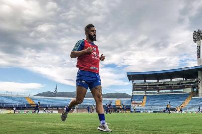 Douglas em testes no Avaí