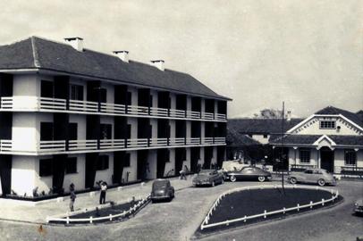   Inicio da década de 1950. Na foto, se vê a fachada do antigo refeitório do Hotel Rio-grandense com o seu anexo, já com modernos apartamentos individuais. Hoje, no mesmo local, erguem-se o Shopping Lynemar e suas duas torres residenciais.