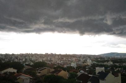  PORTO ALEGRE, RS, BRASIL, 11.02.2019. Céu armado antes da chuva em Porto Alegre.