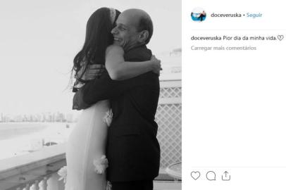  A mulher do jornalista Ricardo Boechat, Veruska Seibel, fez uma postagem em homenagem ao marido, que morreu nesta segunda-feira (11), em acidente aéreo em São Paulo. No Instagram, Veruska publicou uma foto do casal abraçado com a frase pior dia da minha vida, junto do emoticon de um coração partido. Foto: Reprodução/Instagram