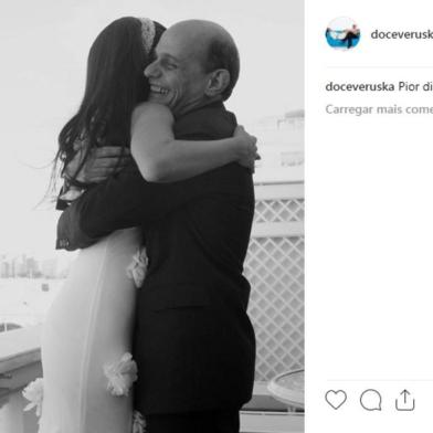  A mulher do jornalista Ricardo Boechat, Veruska Seibel, fez uma postagem em homenagem ao marido, que morreu nesta segunda-feira (11), em acidente aéreo em São Paulo. No Instagram, Veruska publicou uma foto do casal abraçado com a frase pior dia da minha vida, junto do emoticon de um coração partido. Foto: Reprodução/Instagram