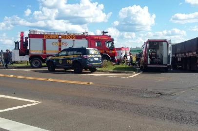 Corsa trafegava no sentido Vacaria-Muitos Capões pela BR-285, e o caminhão deixava a da sede de uma empresa que fica na altura do Km 141 para ingressar na rodovia quando ocorreu a colisão. Com a batida, os veículos foram parar na alça de retorno que fica no outro lado da pista. Morreu a bebê Aylla Sophya Santos Godoi, que viajava com os pais, Denilson de Oliveira Godoi, 30 anos, e Stefani da Silva Santos, 19, e a avó materna, Zeli Oliveira da Silva, 43, no Corsa Sedan.