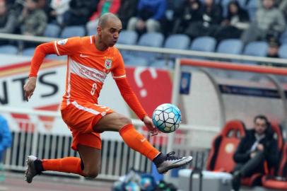  Diego Tardelli Martins of Chinas Shandong Luneng FC dribbles the ball during the AFC Champions League group stage football match against Thailands Buriram United in Jinan, in Chinas Shandong province on March 1, 2016.      CHINA OUT    AFP PHOTO (Photo by STR / AFP)Editoria: SPOLocal: JinanIndexador: STRSecao: soccerFonte: AFPFotógrafo: STR