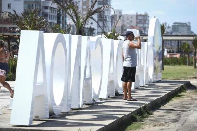  CAPÃO DA CANOA, RS, BRASIL,11/02/2019- Pessoas bebendo na área proibida no calçadão de Capão da Canoa. (FOTOGRAFO:ISADORA NEUMANN / AGENCIA RBS)Indexador: ISADORA NEUMANN