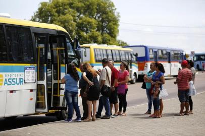 GUAIBA, RS, BRASIL, 28-12-2015: Passageiros aguardam em terminal de ônibus na região central de Guaiba. A passagem ficou R$ 0,50 mais barata na cidade. O Consórcio Expresso Assur foi o vencedor da primeira licitação em 89 anos de história do município. Usuários do transporte coletivo, no entanto, reclamam de redução de horários e mudança nos itinerários. (Foto: Mateus Bruxel / Agência RBS)