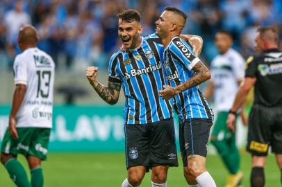 Vizeu comemorando gol ao lado de Luan, do Grêmio