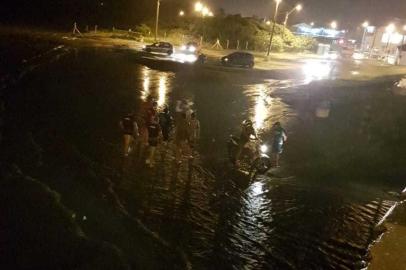 TRAMANDAÍ, RS, BRASIL - 12/02/2019: Homem é resgato após barco afundar em Tramandaí 