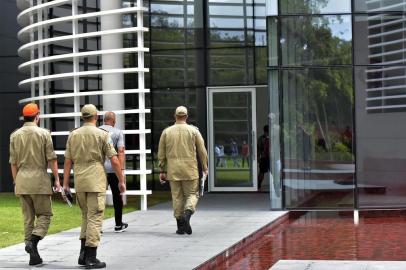 Ã¿rgÃ£os de seguranÃ§a farÃ£o hoje vistoria detalhada no Ninho do Urubu, no Rio.RIO DE JANEIRO,RJ,12.02.2019:INCÃNDIO-CT-FLAMENGO-VISTORIA - Bombeiros chegam ao Centro de Treinamento George Helal, do Flamengo, conhecido como Ninho do Urubu, no Rio de Janeiro (RJ), na manhÃ£ desta terÃ§a-feira (12). Especialistas do Corpo de Bombeiros, da Defesa Civil, da prefeitura do Rio, da Procuradoria-Geral de JustiÃ§a do estado e do MinistÃ©rio PÃºblico do Trabalho fazem hoje uma vistoria detalhada no CT, onde morreram dez atletas da base hÃ¡ quatro dias. A partir das constataÃ§Ãµes, o local pode sofrer interdiÃ§Ã£o total ou parcial. (Foto: Dhavid Normando/Futura Press/Folhapress) 