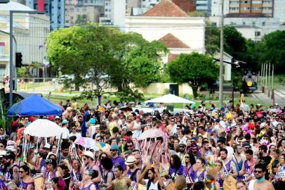  CAXIAS DO SUL, RS, BRASIL, 10/02/2018. Carnaval do Bloco da Ovelha movimenta o bairro São Pelegrino em trajeto até a Praça das Feiras. (Diogo Sallaberry/Agência RBS)