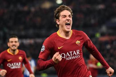  AS Roma Italian midfielder Nicolo Zaniolo celebrates after opening the scoring during the UEFA Champions League round of 16, first leg football match AS Roma vs FC Porto on February 12, 2019 at the Olympic stadium in Rome. (Photo by Andreas SOLARO / AFP)Editoria: SPOLocal: RomeIndexador: ANDREAS SOLAROSecao: soccerFonte: AFPFotógrafo: STF